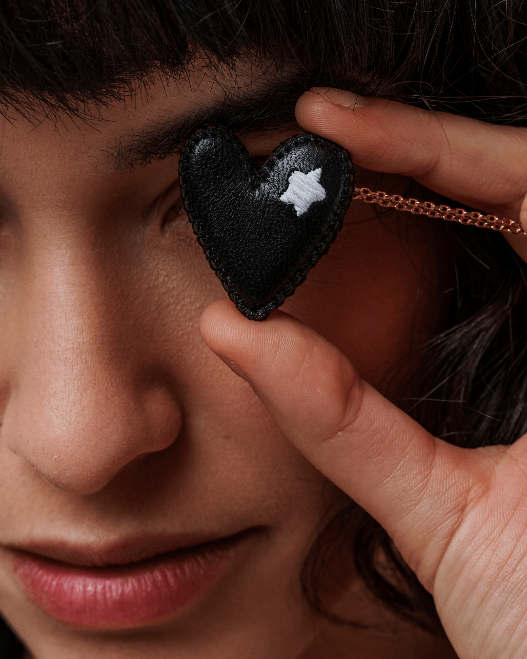 COLLANA CIONDOLO CUORE PELLE NERA RICAMATO - MINA MINA